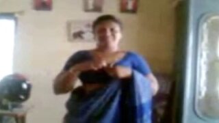 Thiruppur aunty mulai kanbithu pool oombi vidugiraal