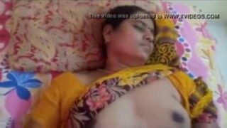 Velaikaara auntyai saree thuki pundai sex seigiraan