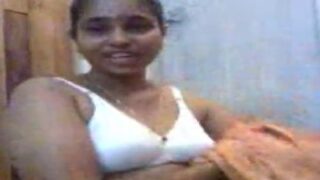 Thiruppur village young aunty nude pundai kaati ookiraal