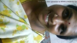 Thiruchirappalli yellow saree aunty shows boobs pussy