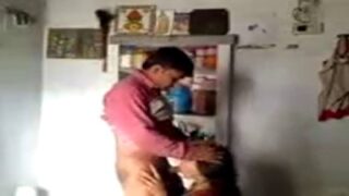 Desi aunty magal sunni oombi paduthu ookiraal