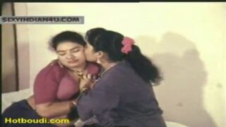 Lesbain aunties saree kayati mulai koothi thadavum padam