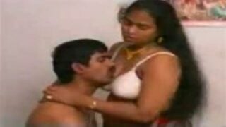 Aunty mulaiyai kathalan semaya sappi ookum kama padam