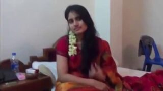 Beautiful desi mulai thadavi azhagai padam edukum sex clip