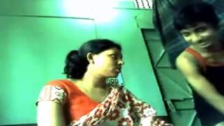 Sexy item wife ilam sunniyai adithu saree thuki ookum mms