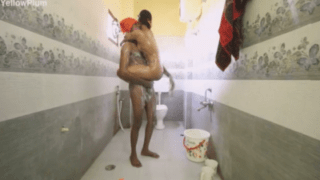 Couple bathroomil sexy bath seithu ookiraargal