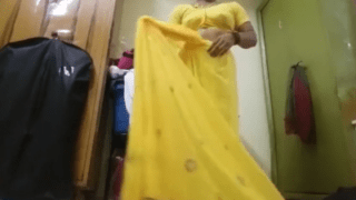 Aunty yellow saree kayati nude mulai kaatugiraal