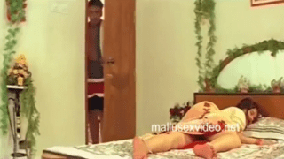 Manaivi sexy soothil kai vaithu thadavi ool seiyum padam