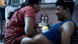 Local aunty pakathu veetu aanai oothukonde kiss seigiraal