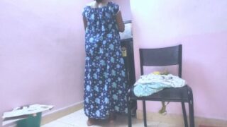 Young housewife veetil aval soothai thadavi ool seiyum kaatchi