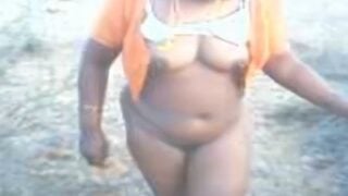 Real local gramathu aunty pesikonde outdoor ool seiyum kaatchi