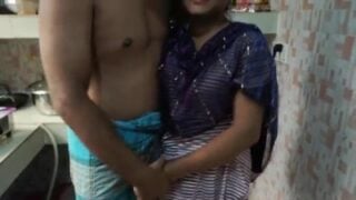 Kitchenil velai parkum pondati thangachiyai othen