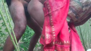 Erode gramathu auntyai kaatil saree ool panum Porn padam
