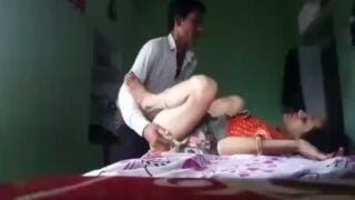 Gramathu athai pundaiyai saree udan patham paarkiraan