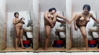 Widow aunty sharmila bathroomil dildo sex pleasure