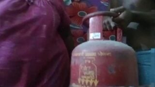 Cylinder delivery boy kuda village aunty sex seigiral