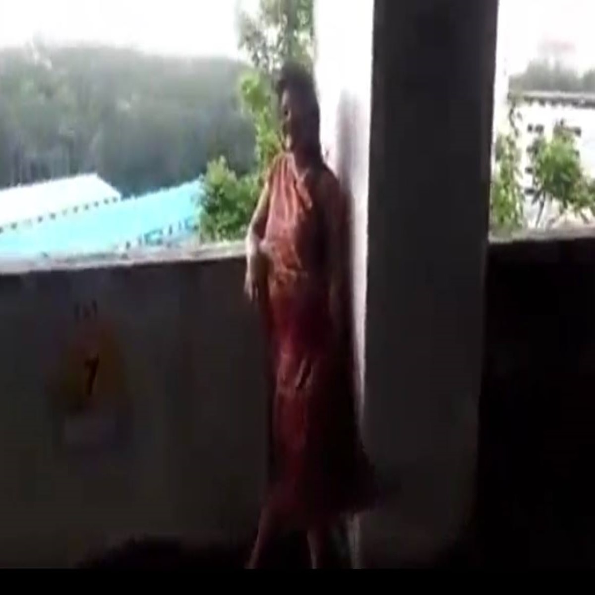 Car parkingyil pirabala IT Girl Paavaadai thookki Tamil Pundai Padam