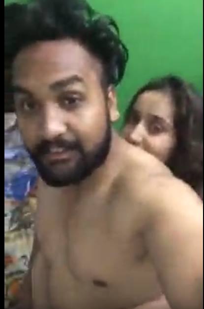 Nirvaana Selfie Padathinil Kanavan Pinbu Olinthu Konda Kaathali