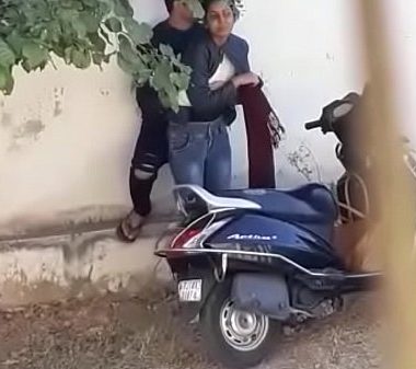 Nadu veethil tamil outdoor sex kathaliyai kiss seithu mulaiyai pisaigiraan