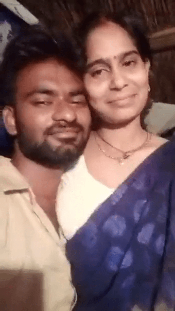 Tamil aunty romance sex veriyaaga lip lock kiss adikiraal