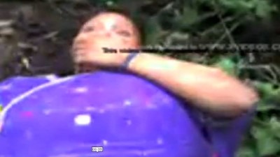 Aunty oothu mudithu vitu saree thuki kuthi kanbikum video