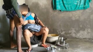 Village old women velai seiyum pozhuthu pakathu veetu aan ool seigiran