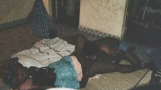 Srilankan aunty pundaiyai naki ookum pakathu veetu paiyan