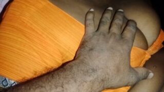 Madurai Aunty jacket kayati pesi nude mulaiyai pisaigiraan