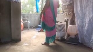 Salem gramathu aunty mulai pisainthu romance seiyum paiyan