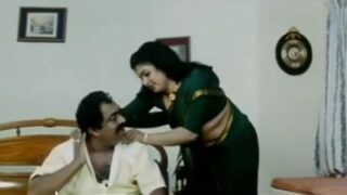 Kerala nadigai sexyaaga mulai azhagai kanbithu mayakugiraal