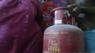 Cylinder delivery boy kuda village aunty sex seigiral