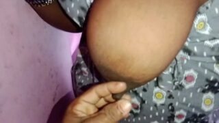 Madurai maid aunty sex talking seithu boobs pisainthen